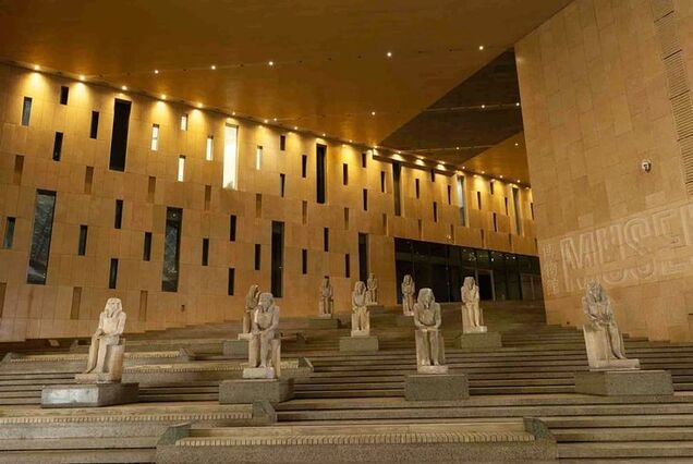 Full-Day Tour to Giza Pyramids, the Sphinx & the Egyptian